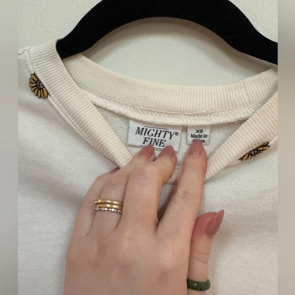 Vintage cropped daisy sweatshirt, size XS